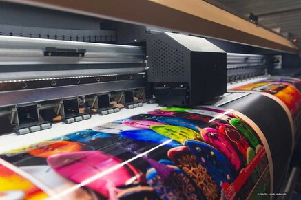 Digitaldruck: Schnell, flexibel und detailstark Digitaldrucker an der Arbeit