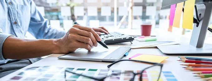 Mailing-Service: Ihre Botschaft – direkt beim Kunden Mann mit Stift und Tablet am arbeiten