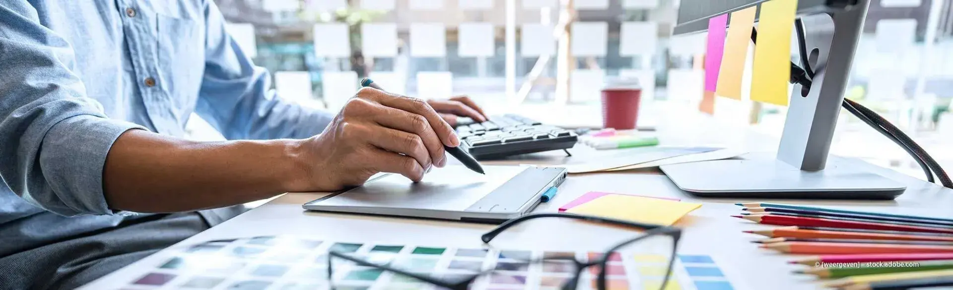 Mann mit Stift und Tablet am arbeiten